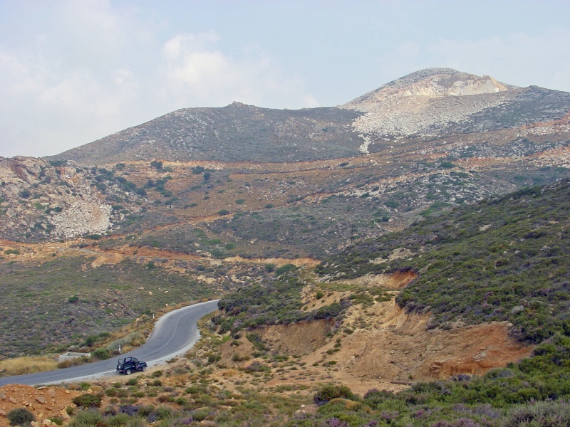 Naxos Marmorbruch fern.JPG - Photos of Cyclades, Greece in September 2002